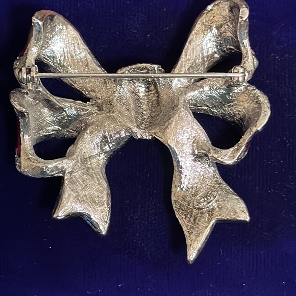 Bow red enamel/Marcasite brooch Signed L J vintage 2” x 2” - Picture 3 of 7